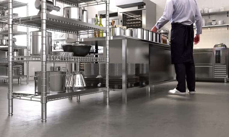 ¿Cómo debe ser el suelo de una cocina industrial?